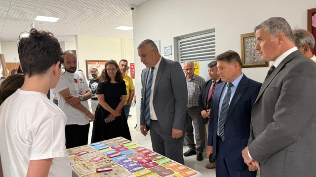 Burhaniye'de TÜBİTAK 4006-A Bilim Fuarı düzenlendi