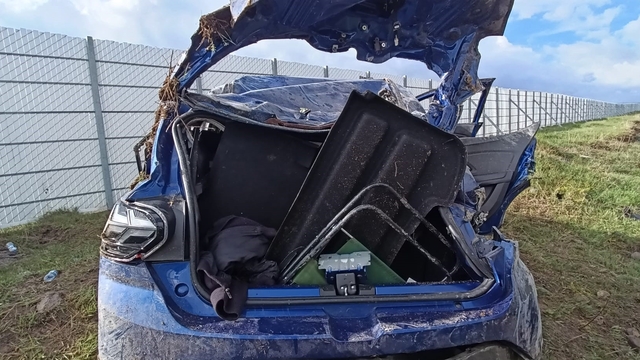 Kars'ta 3 kardeşin bulunduğu otomobil şarampole yuvarlandı: 1 ölü, 2 yaralı