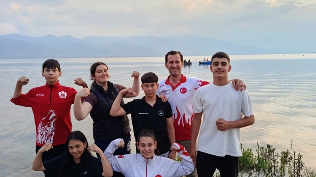 Kütahya'nın Wushu Sanda'daki ilk Türkiye derecesi Pazarlar Spor Lisesi'nden
Pazarlar Spor Lisesi'nden ulusal arenada büyük başarı
Kütahya'nın Yürekli Altılısı, Türkiye Şampiyonası'nda kürsüye çıktı