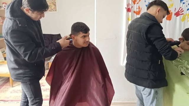 Altıntaş'ta özel eğitim öğrencilerinin saç bakımlarını kuaför öğrenciler yaptı