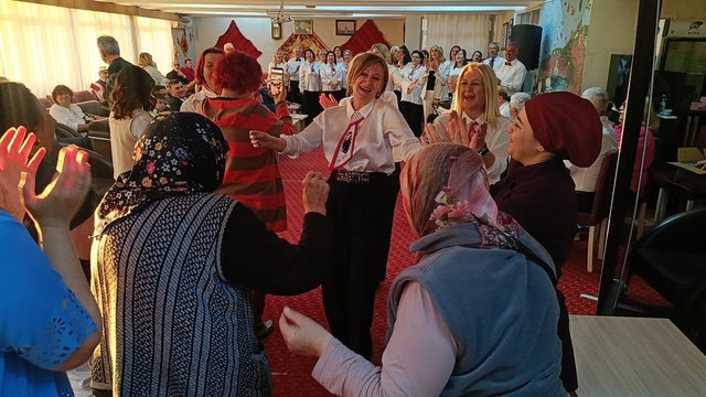 Huzurevi sakinlerini duygulandıran konser