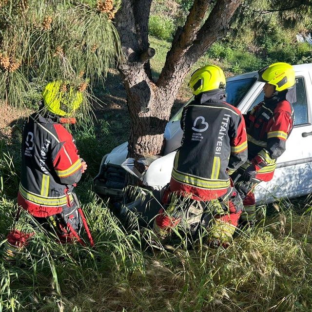 Burhaniye'de şarampole düşen otomobilin sürücü yaralandı