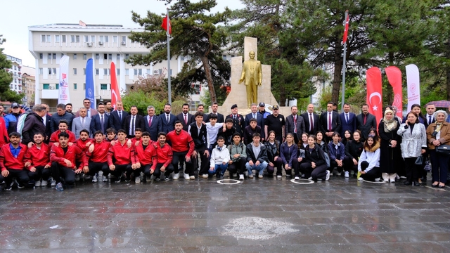Van'da 19 Mayıs kutlamaları çelenk sunma töreniyle başladı