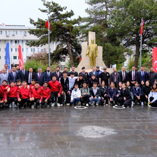 Van'da 19 Mayıs kutlamaları çelenk sunma töreniyle başladı