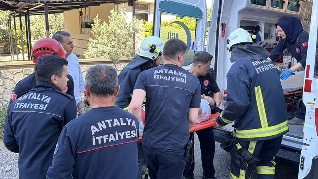 Alanya'da asma tavanı çöken dairedeki 2 kişi yaralandı
