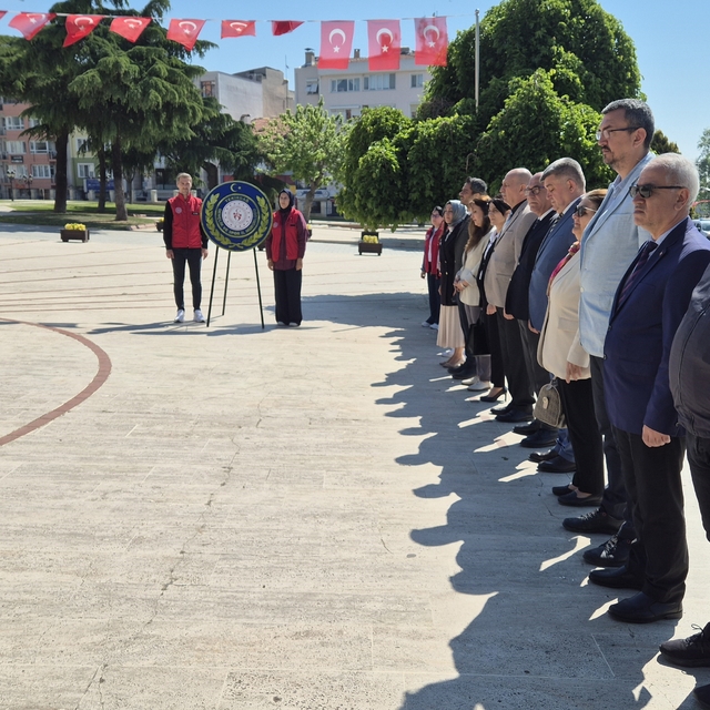 Gençlik Haftası etkinliklerinde caddeden geçen herkes İstiklal Marşı'na eşl...