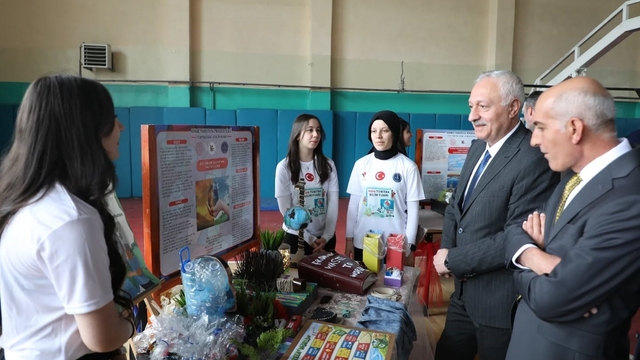 Bayburt'ta öğrencilerin bilim projeleri sergilenmeye devam ediyor