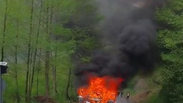 Seyir halindeki otomobilin alev topuna dediği anlar kamerada