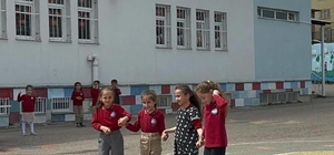 Aydıntepe'de öğrenciler yardımlaşmayı oyunla öğrendi