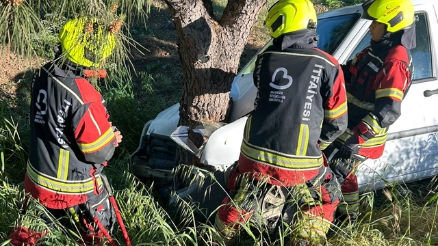 Burhaniye'de şarampole düşen otomobilin sürücü yaralandı
