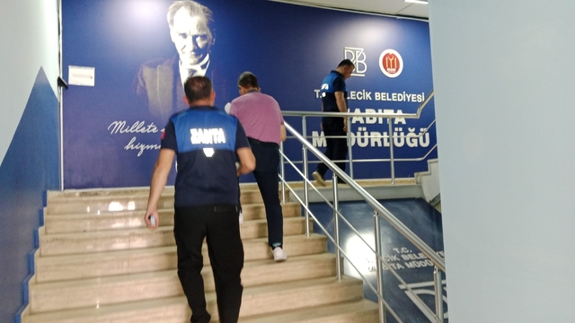 Bu da 'yeni nesil' dilencilik, kapı kapı dolaşarak nakit ya da IBAN numaralarına para istiyorlar
Bilecik Belediyesi Zabıta Müdürü Mücahit Öndersev:
"'Vatandaşlarımızın duyarlı olmalarını ve para vermemelerini istiyoruz''