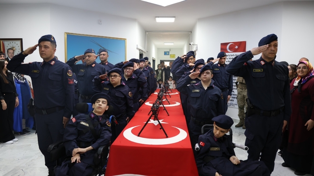 Özel ihtiyaç gençler için temsili askerlik heyecanı