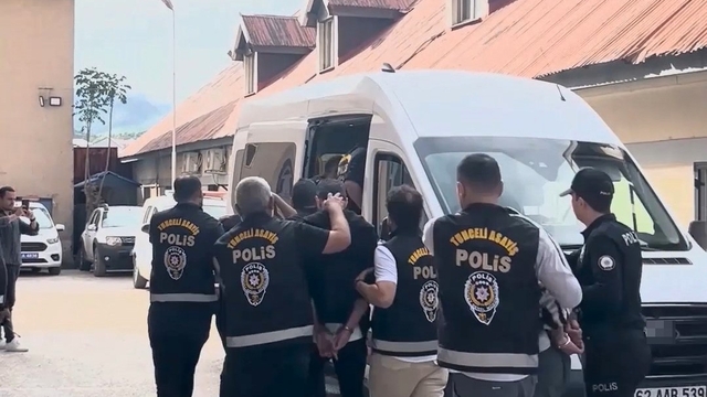 Tunceli'de 100 milyonluk vurgun yapan şebeke çökertildi: 8 şüpheli yakalandı
Faizsiz kredi vaadiyle vatandaşları dolandıran 8 şüpheli yakalandı