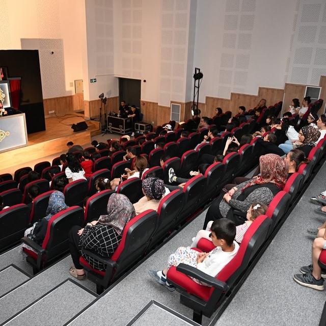 Mersin Büyükşehir Belediyesinden çocuklara kuklalı tiyatro sürprizi