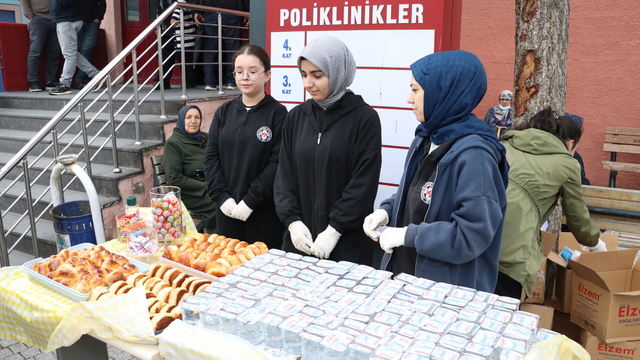 Kayseri'de lise öğrencileri hastane önünde hasta ve yakınlarına ikramda bulundu