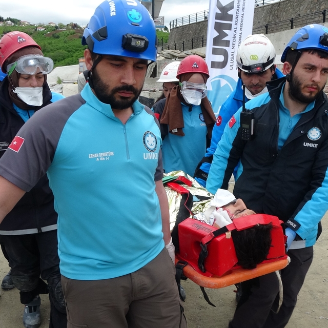 Trabzon'da gerçeği aratmayan deprem tatbikatı