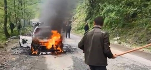 Artvin'de seyir halindeki otomobil alev alev yandı