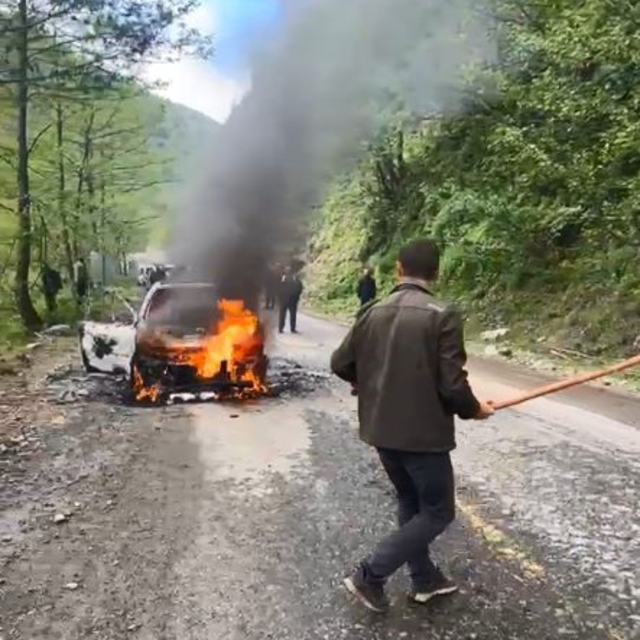 Artvin'de seyir halindeki otomobil alev alev yandı