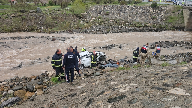 Erzincan'da dereye yuvarlanan otomobildeki 2 kişi öldü, 1 kişi ağır yaralandı