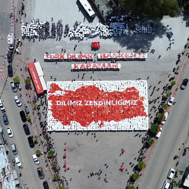 Karaman'da öğrencilerden "Yürüyen Sözlük" gösterisi