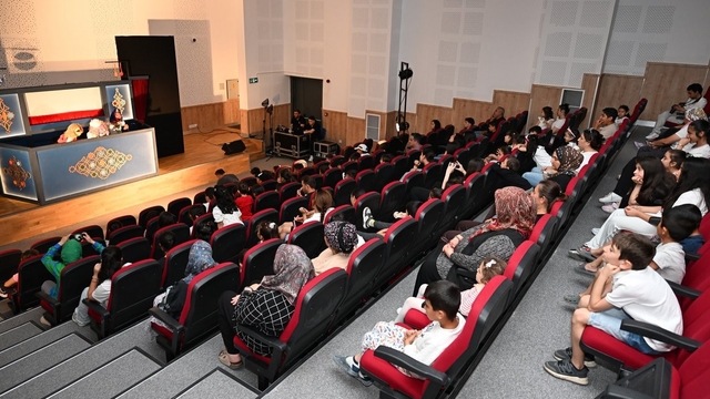 Mersin Büyükşehir Belediyesinden çocuklara kuklalı tiyatro sürprizi