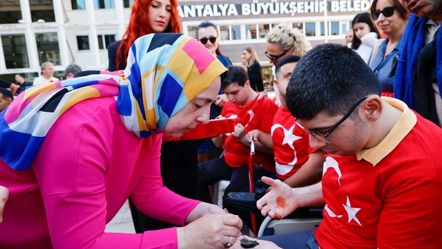 Özel bireyler bir günlüğüne asker oldu
Büyükşehir Belediyesi önünde tören düzenlendi