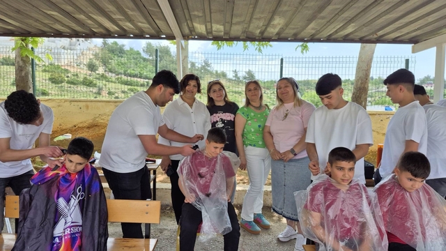 Bayram öncesi anlamlı dokunuş: Miniklere ücretsiz tıraş
MESEM öğrencileri çocukların bayram sevincine ortak oldu