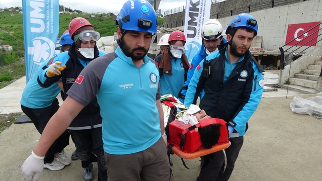 Trabzon'da gerçeği aratmayan deprem tatbikatı