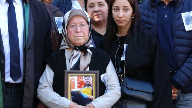 Duruşmaya oğlunun portresiyle gelen anne: "Ne olur bir an önce ceza verin de buralara gelmeyeyim"
Sigara isteyen gençler tarafından darbedilmesi sonucu hayatını kaybeden Paramedik Hamit Aras'ın ölümüne ilişkin davanın 4'üncü duruşması görüldü