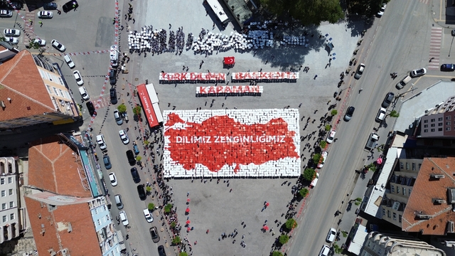 Karaman'da öğrencilerden "Yürüyen Sözlük" gösterisi