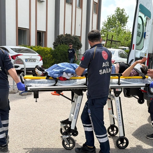 Traktör tekerinin altında kalan genç kız ağır yaralandı