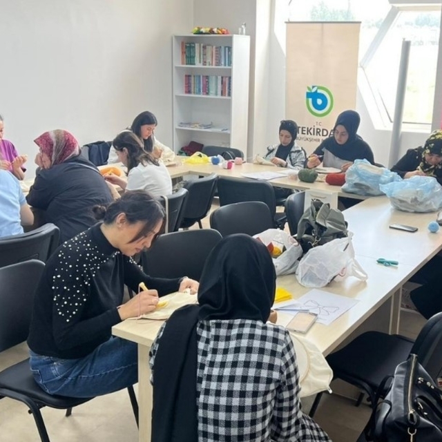 Kadınlar bu merkezde hem öğreniyor hem üretiyor
