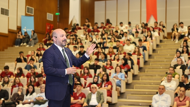 Adana İl Sağlık Müdürü Halil Nacar, Sağlıkta Kariyer ve İstihdam Fuarı'na katıldı