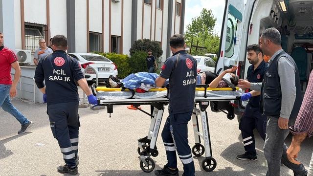 Traktör tekerinin altında kalan genç kız ağır yaralandı