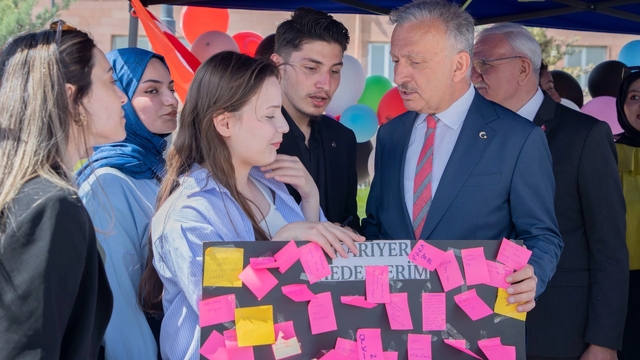 EBYÜ'de öğrenci kulüpleri bahar şenliklerinde stant açtı