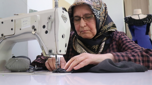 65 yaşındaki Remziye teyzenin "sınıfta kalma" azmi
Yıllarca evlatları için çabaladı, şimdi kendisi için üretiyor
Kursiyer kadın, dikiş kursuna devam edebilmek için "sınıfta kalmak" istiyor