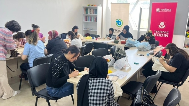 Kadınlar bu merkezde hem öğreniyor hem üretiyor