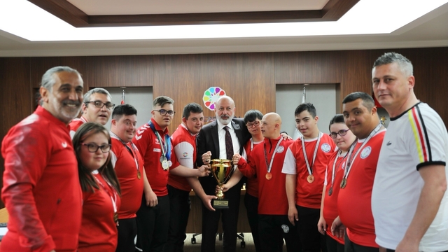 Başkan Çolakbayrakdar: "Şampiyon çocuklarımızla gurur duyuyorum"
