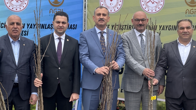 Ağrı'da meyve yetiştiriciliğinin yaygınlaşması amacıyla çiftçilere fidan desteği