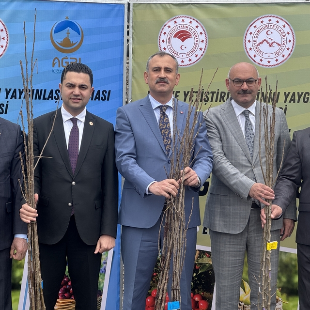 Ağrı'da meyve yetiştiriciliğinin yaygınlaşması amacıyla çiftçilere fidan de...