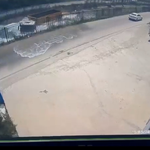 TIR, sulama kanalına düştü; kaza kamerada