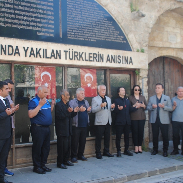 Kozan'da Gençlik Haftası kapsamında gençler şehitlikte dua etti