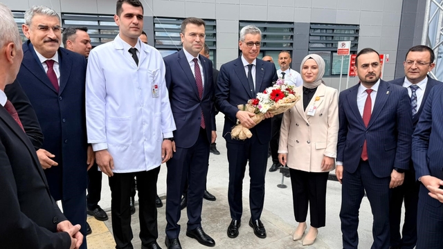 Sağlık Bakanı Memişoğlu: "Türkiye, Cumhurbaşkanımızın liderliğinde sağlıkta son 25 yılda büyük gelişim gösterdi"
Niğde'de Ağız ve Diş Sağlığı Hastanesi düzenlenen törenle açıldı