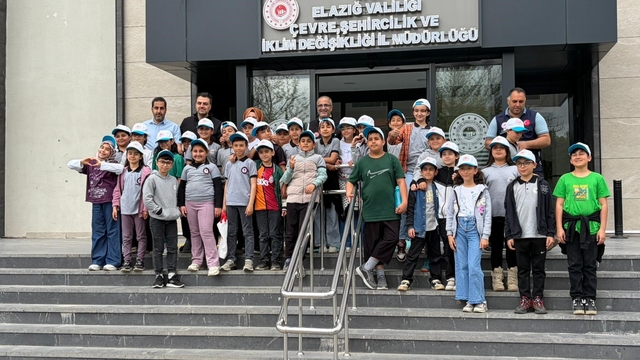 Elazığ'da minikler topladıkları kapakları çevre için teslim etti