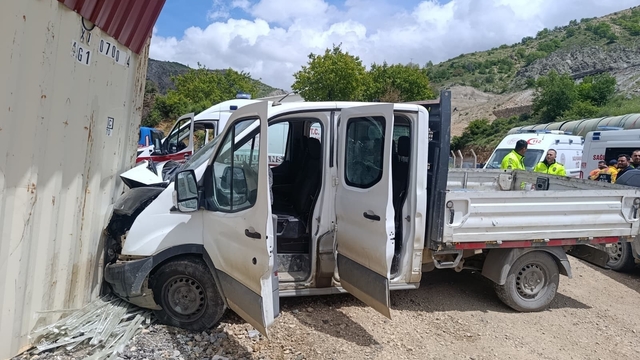 Malatya'da kamyonet şantiye girdi: 3 yaralı