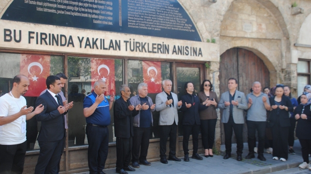 Kozan'da Gençlik Haftası kapsamında gençler şehitlikte dua etti