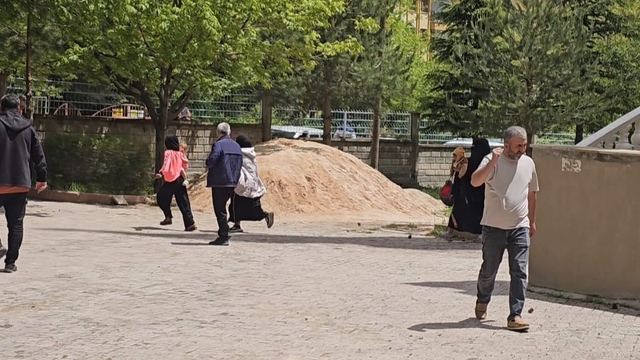 Elazığ'da dilenciler kaçtı, zabıta yakaladı: "Hepsi kaçtı gitti, beni bırakma aman ha"