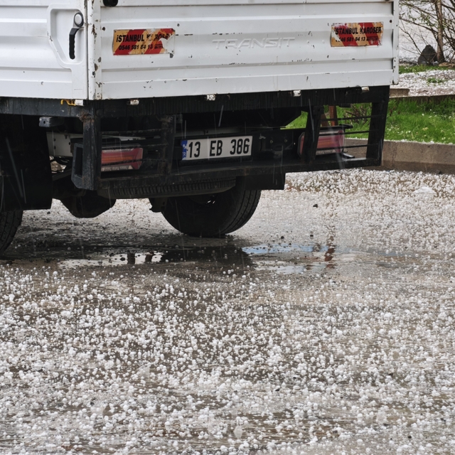Aniden bastıran dolu, sürücülere zor anlar yaşattı