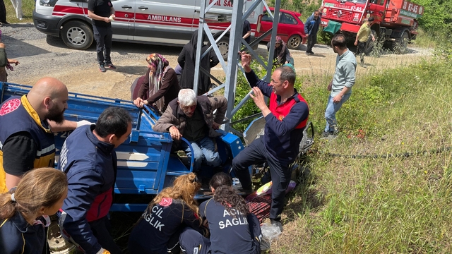 Tarım aracı, elektrik direğine çarpıp devrildi: 2'si ağır 6 yaralı