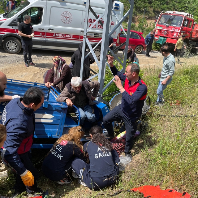 Tarım aracı, elektrik direğine çarpıp devrildi: 2'si ağır 6 yaralı